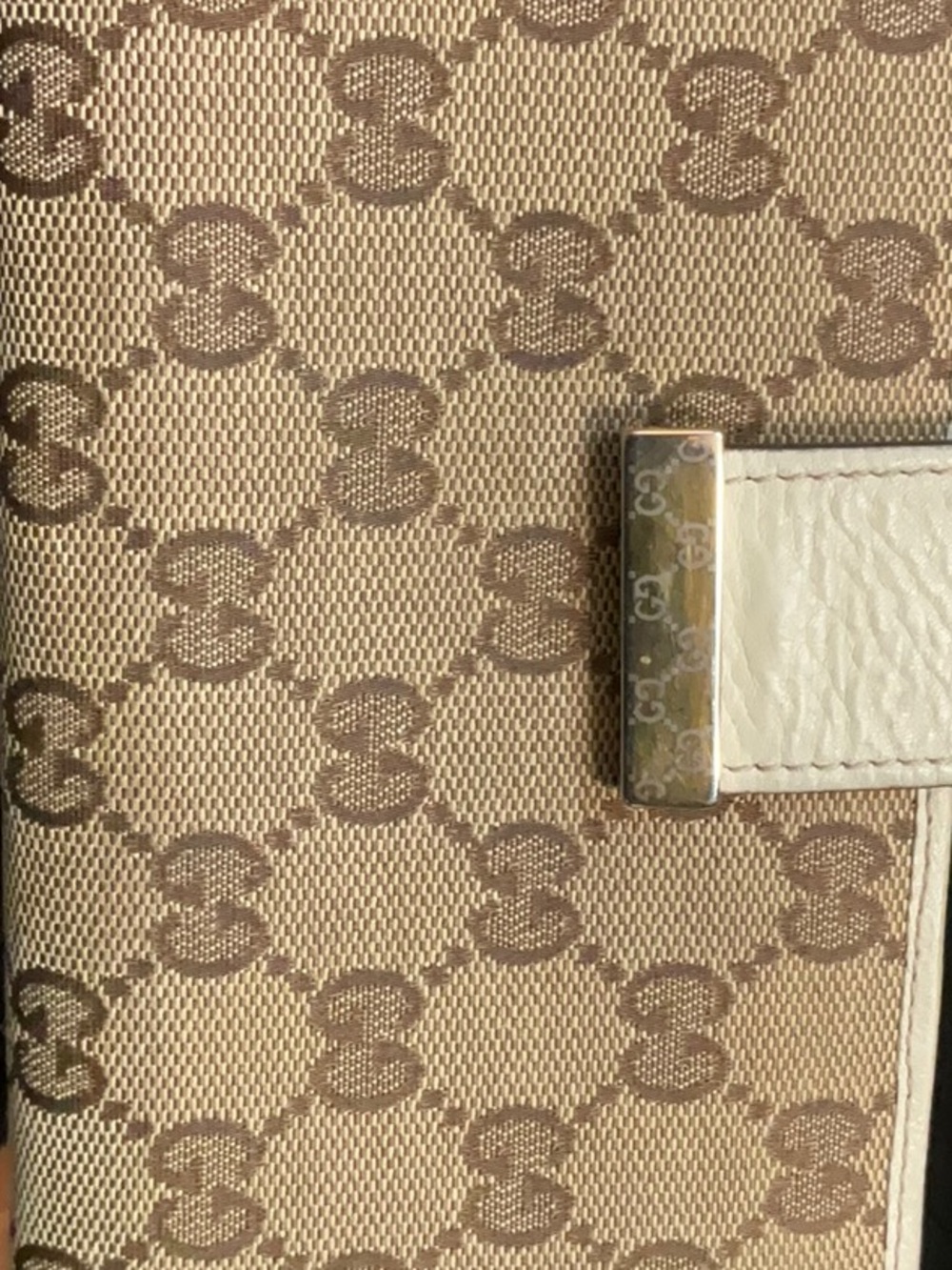 Beautiful Gucci use looks limited edition rare wallet, snap loose on front final